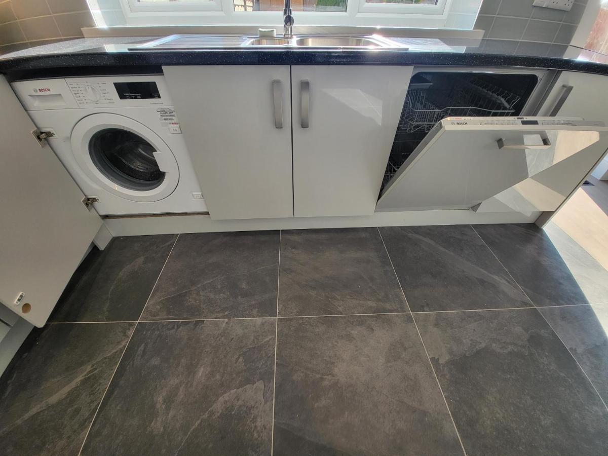 High Spec Large 6 Bedroom House! Kingston upon Thames  Exteriör bild