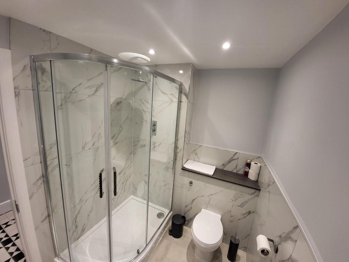 High Spec Large 6 Bedroom House! Kingston upon Thames  Exteriör bild